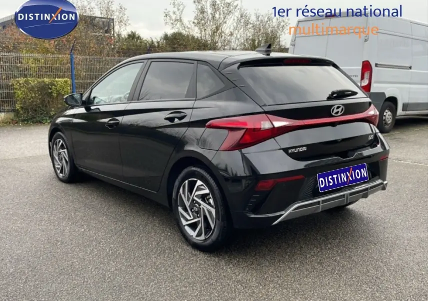 Vue 3/4 arrière droite d'une Hyundai i20 2025 noire Phantom Metal avec feux LED et jantes alliage distinctives.