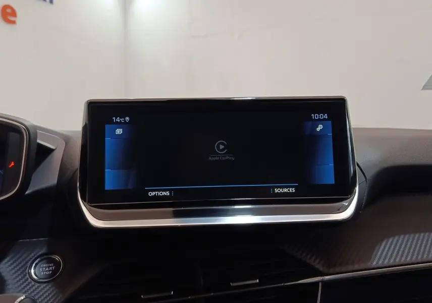 Écran tactile central 10 pouces de la Peugeot 208 PureTech 100 S&S Allure Business, vue frontale intérieure.