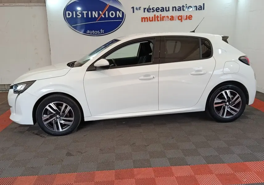 Profil droit d'une Peugeot 208 blanche 2021, finition Allure Business, avec jantes alliage et vitres teintées.