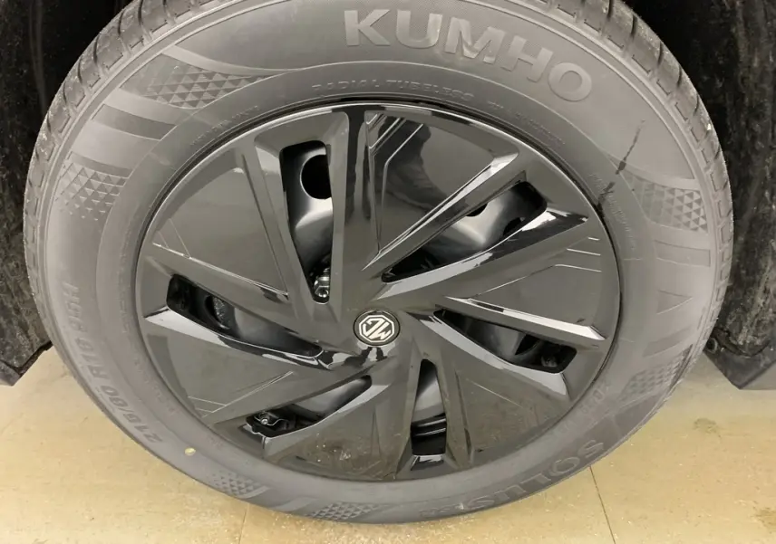 Gros plan sur la jante acier noire avec enjoliveur aérodynamique du MG ZS 1.5 L Hybrid+ Hampstead Grey.