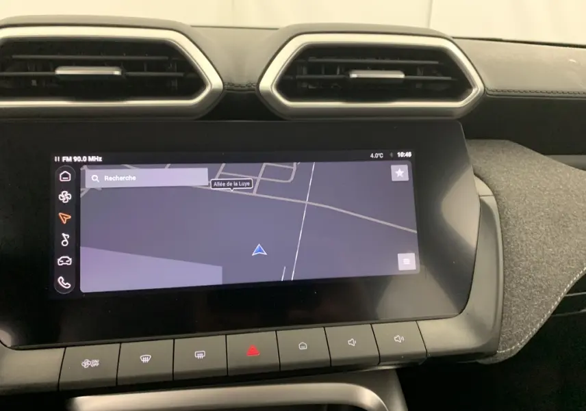 Vue rapprochée de l'écran tactile 10,25'' du tableau de bord du MG ZS 2026 en couleur Hampstead Grey.