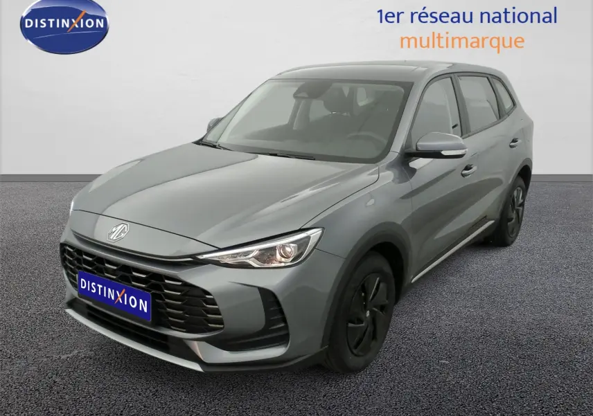 MG ZS 1.5 L Hybrid+ gris Hampstead vue 3/4 avant droit avec jantes acier et feux LED allumés.