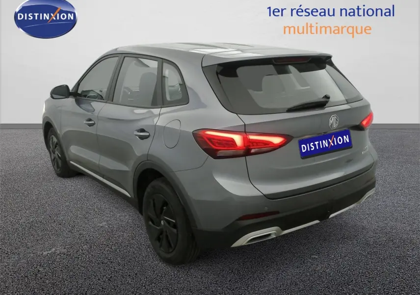 Vue 3/4 arrière droite du MG ZS 2026 en gris Hampstead avec feux arrière LED allumés et jantes acier noires.