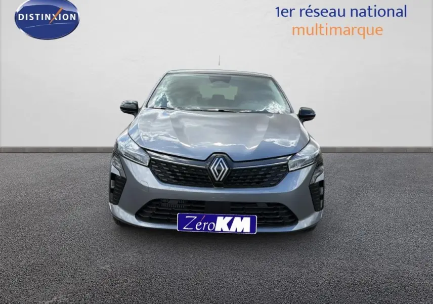 Vue avant d'une Renault Clio gris foncé 2026 avec calandre noire et logo Renault bien visible sur fond neutre.