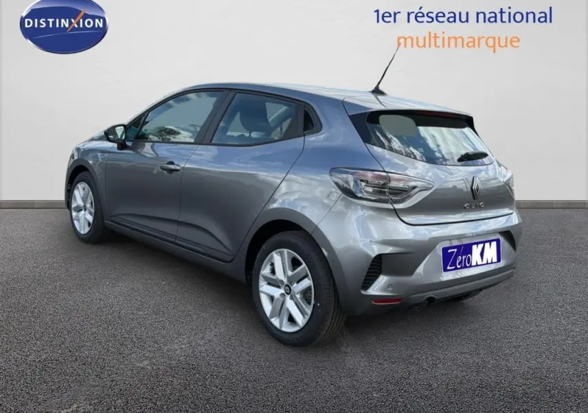 Vue 3/4 arrière droite d'une Renault Clio gris foncé 2026 avec vitres surteintées et jantes alliage.