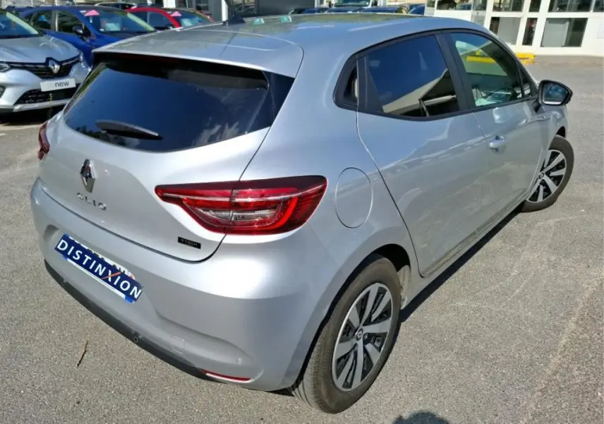 Renault Clio 1.6 E-Tech gris clair vue 3/4 arrière droit, avec feux arrière LED et jantes alliage distinctives.