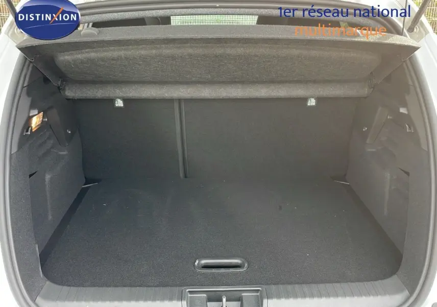 Coffre ouvert d'un Renault Captur blanc nacré avec toit beige, vue arrière montrant l'espace de chargement vide.