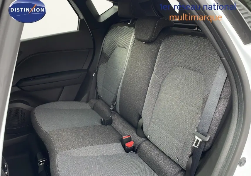 Vue côté gauche des sièges arrière gris foncé du Renault Captur E-Tech hybride 2025 blanc nacré avec toit beige.