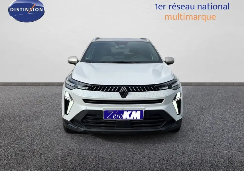 Vue avant du Renault Captur E-Tech hybride blanc nacré avec toit beige, mettant en valeur sa calandre et ses feux LED distinctifs.