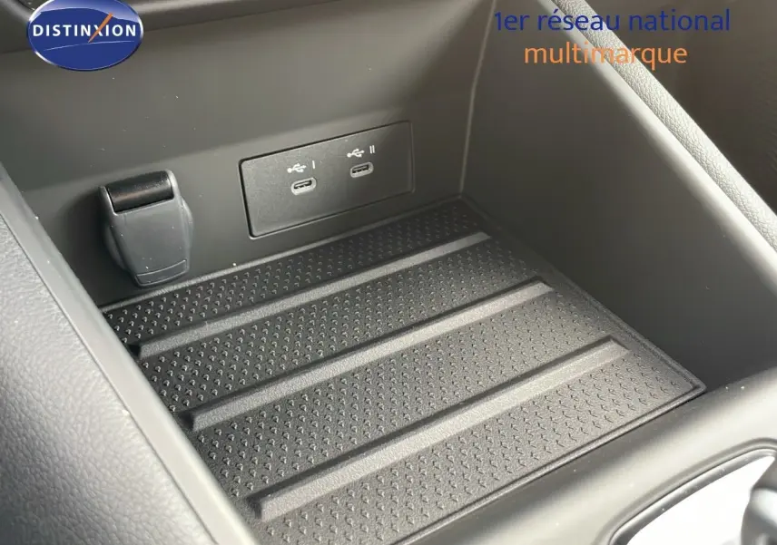 Gros plan sur la console centrale du Renault Captur E-Tech 2025 montrant deux ports USB et une prise 12V.