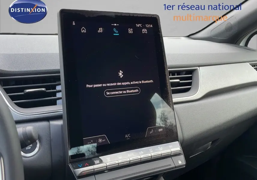 Tablette tactile verticale du tableau de bord du Renault Captur blanc nacré, vue intérieure côté passager.