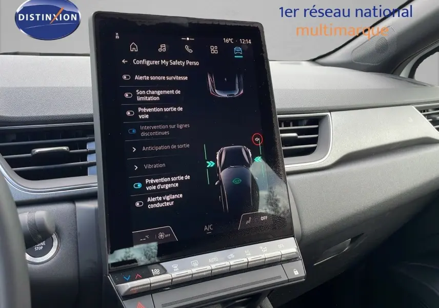 Vue rapprochée de la console centrale tactile du Renault Captur blanc nacré avec toit beige, affichant les réglages de sécurité.
