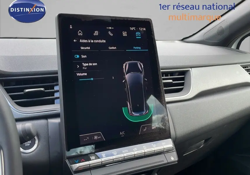 Écran tactile central affichant l'aide au stationnement dans l'habitacle gris du Renault Captur blanc nacré 2025.