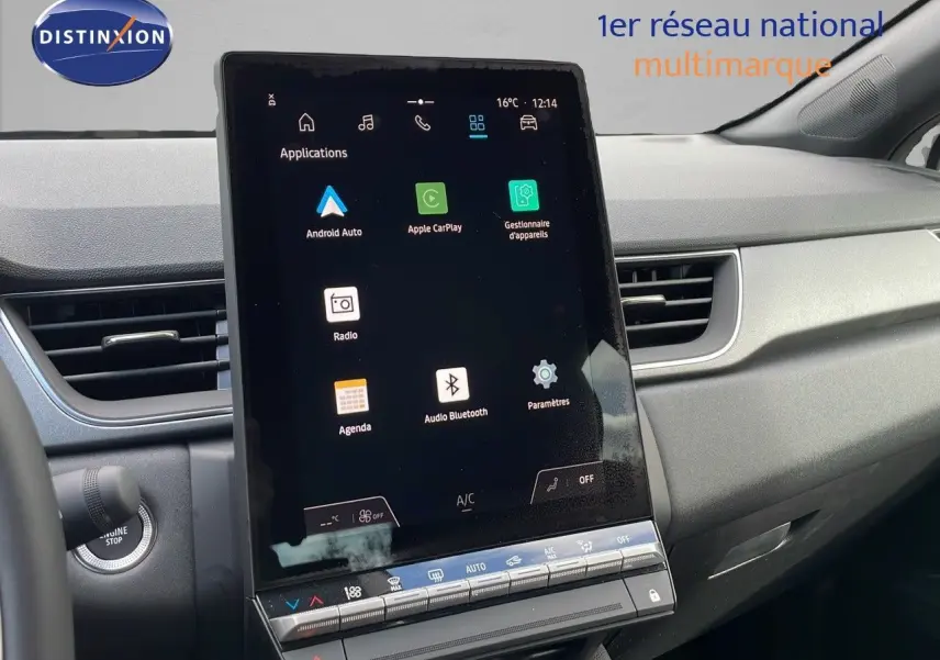 Intérieur du Renault Captur 2025, écran tactile central en vue rapprochée, tableau de bord gris clair.