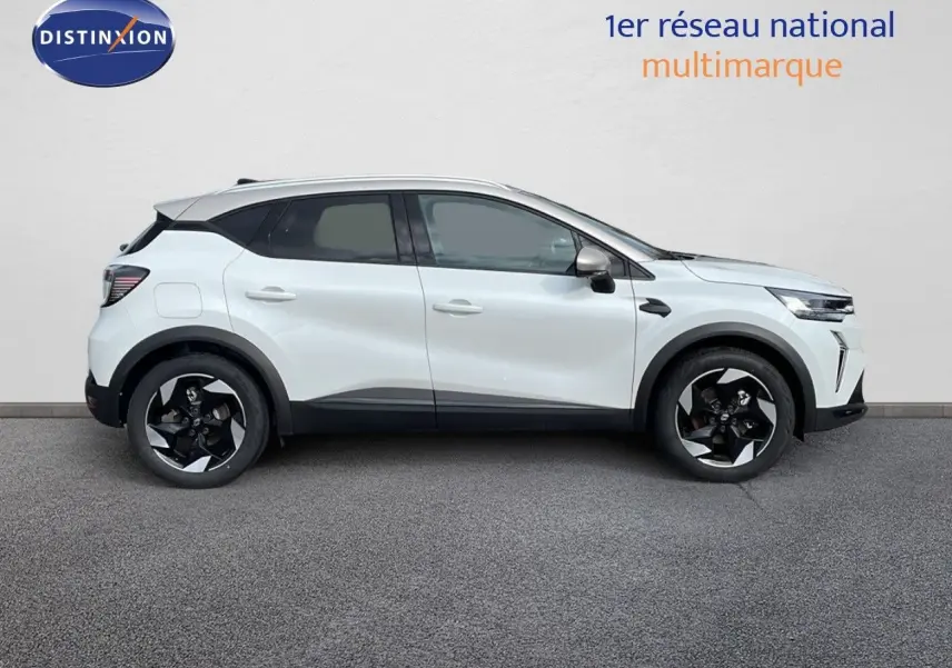 Profil côté gauche d'un Renault Captur blanc nacré avec toit beige, version hybride 2025, sur fond neutre.