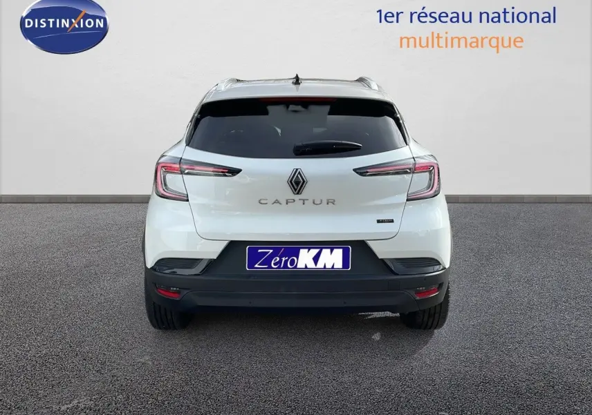 Vue arrière d'un Renault Captur blanc nacré avec toit beige, mettant en valeur ses feux LED et son logo central.