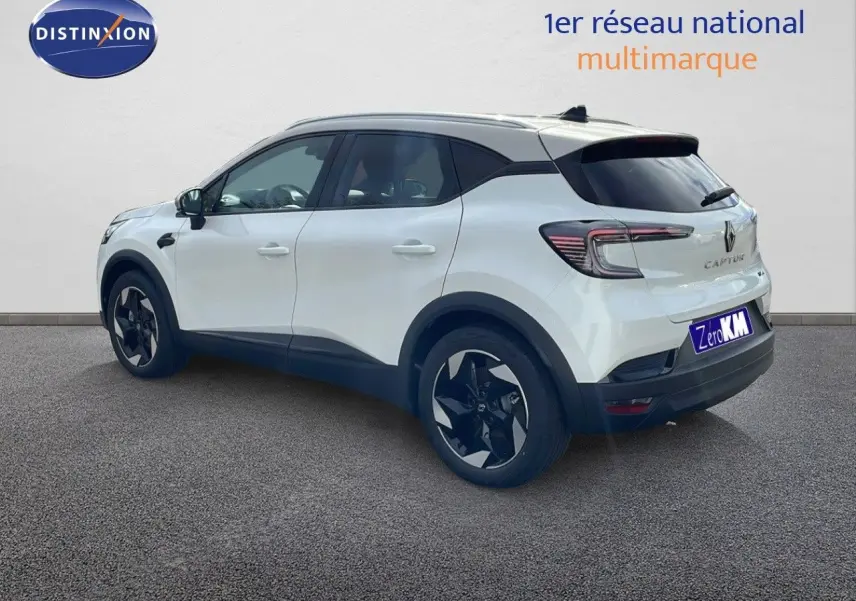 Renault Captur blanc nacré vue 3/4 arrière côté gauche avec toit beige et jantes noires distinctives.