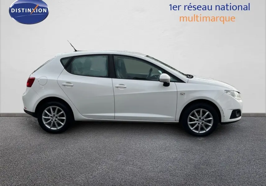 Profil côté droit d'une SEAT Ibiza blanche 2010 1.6 TDI 90CH STYLE diesel avec jantes alliage et carrosserie compacte.