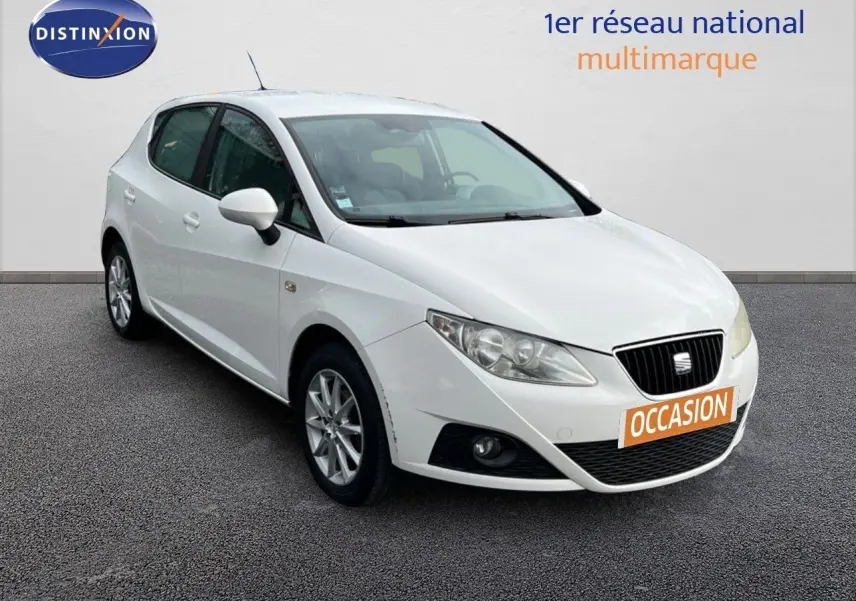SEAT Ibiza 1.6 TDI blanche vue 3/4 avant droit avec calandre noire et plaque "OCCASION" orange.
