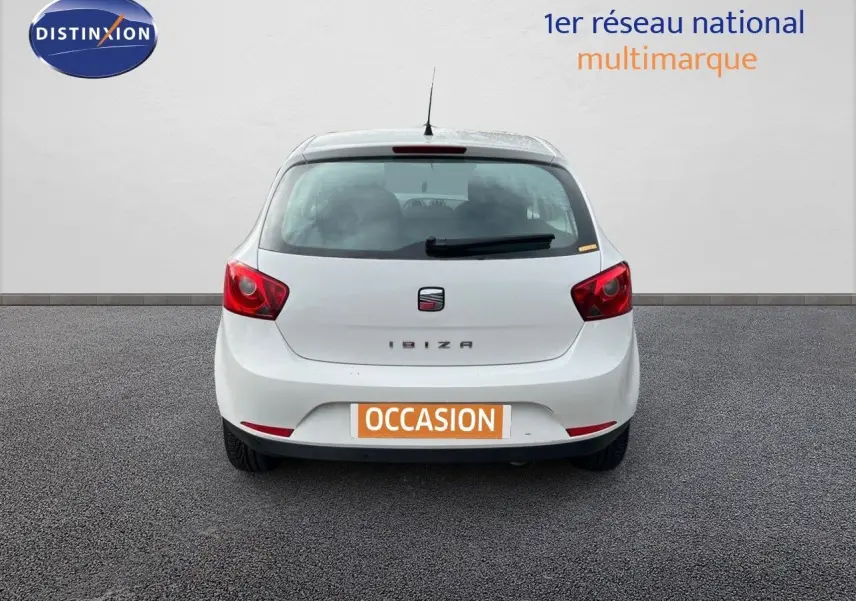 Vue arrière d'une SEAT Ibiza blanche 2010 avec feux rouges et plaque d'immatriculation orange "OCCASION".