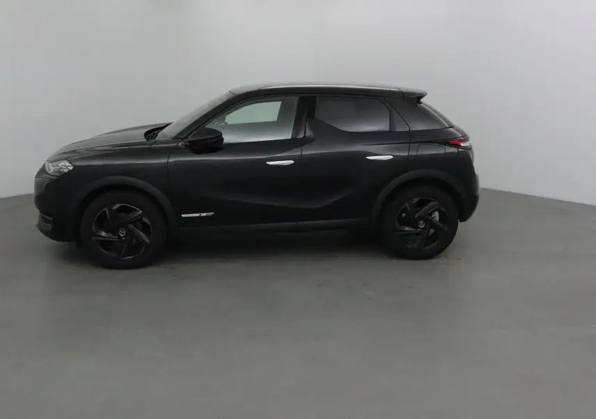 Profil côté gauche du DS3 Crossback noir 2019, soulignant ses jantes noires et lignes sculptées élégantes.