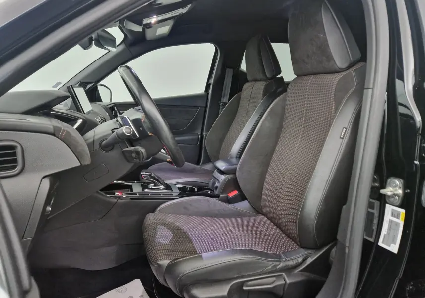 Intérieur côté conducteur du DS3 Crossback noir 2019, sièges en cuir et tissu, tableau de bord moderne avec écran tactile.
