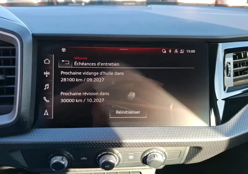 Gros plan sur la jante alu 17 pouces argentée et le pneu BFGoodrich d'une Audi A1 blanche, côté avant droit.