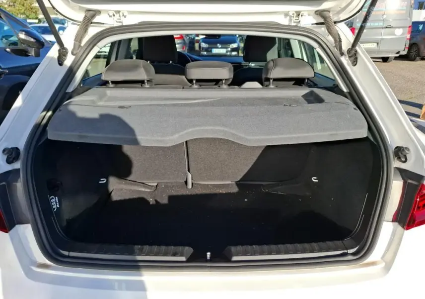Intérieur noir de l'Audi A1 2022 vu côté conducteur, volant cuir multifonctions et tableau de bord numérique.