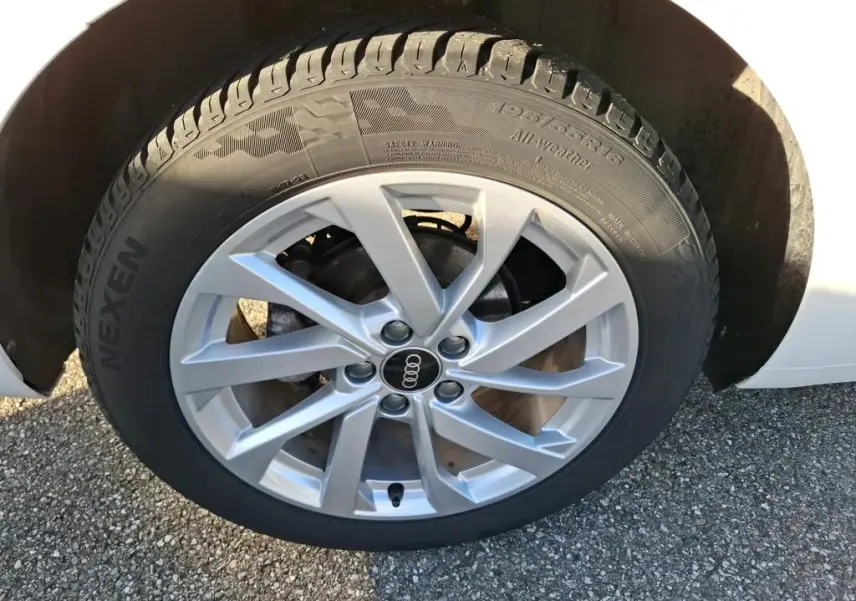 Vue arrière d'une Audi A1 blanche 30 TFSI avec feux LED et capteurs de stationnement visibles en intérieur.