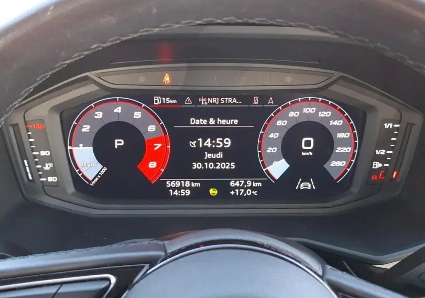 Gros plan sur la roue arrière droite d'une Audi A1 blanche avec jante alu 17 pouces et logo Audi au centre.