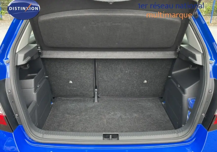 Gros plan sur la commande des clignotants et feux d’une Skoda Fabia 2019, intérieur noir avec tableau de bord partiel.