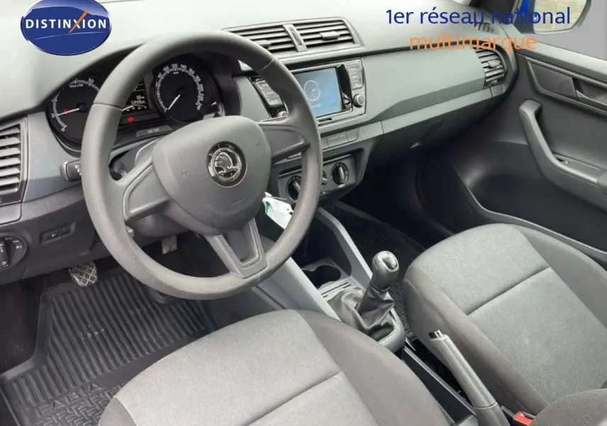 Gros plan sur la molette de réglage des phares dans l'habitacle d'une Skoda Fabia bleu énergie 2019.