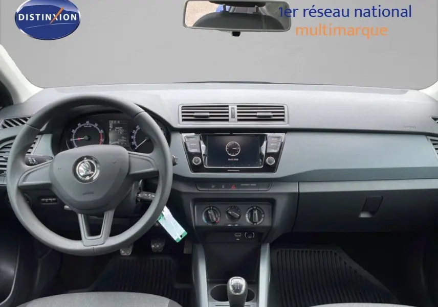 Gros plan sur les commandes de lève-vitres côté conducteur de la Skoda Fabia 1.0 TSI 95CH Active, intérieur noir.