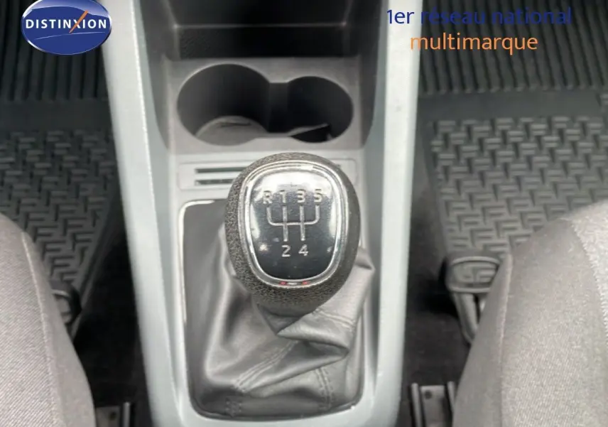 Vue rapprochée de la console centrale d’une Skoda Fabia 2019, montrant une prise USB et un allume-cigare 12V.
