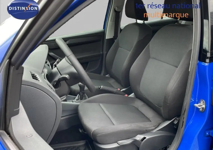 Gros plan sur les commandes de climatisation manuelle d’une Skoda Fabia bleu énergie, version 2019 essence.