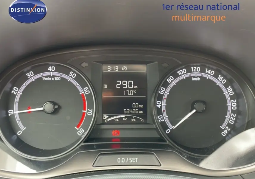 Gros plan sur l’écran tactile central et les commandes du tableau de bord d’une Skoda Fabia 2019, intérieur noir.