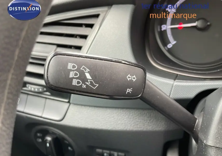 Écran central tactile du tableau de bord de la Skoda Fabia 2019 avec menu réglages du véhicule affiché.