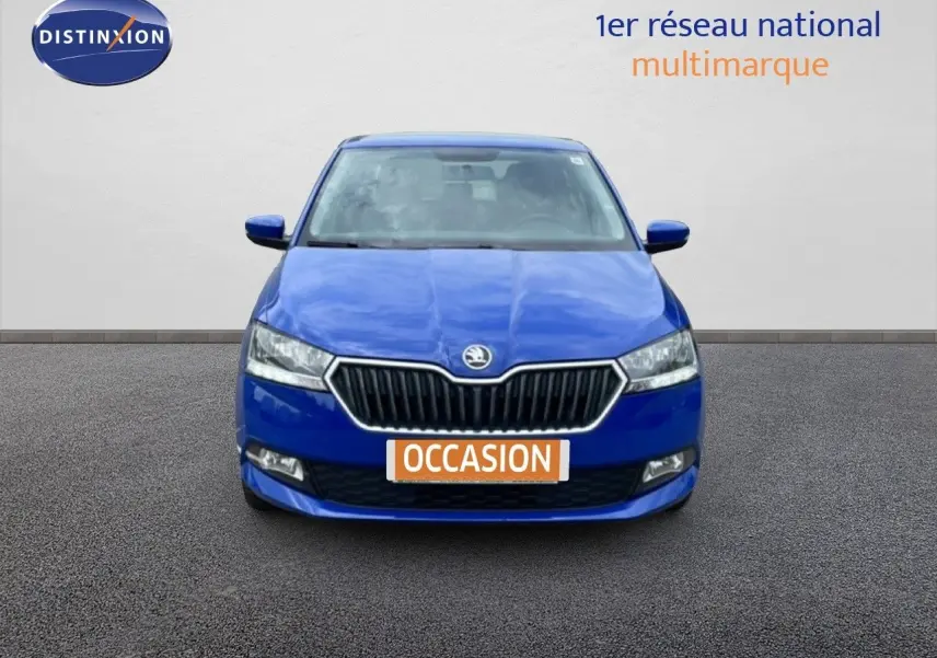 SKODA Fabia 1.0 TSI 95CH Active bleu énergie vue 3/4 avant devant un garage AD Expert.