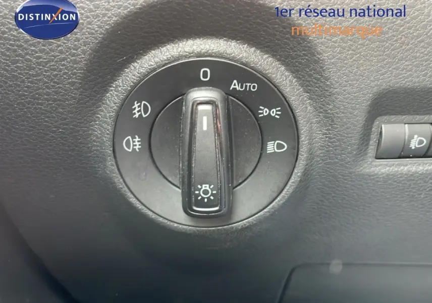 Gros plan sur l'écran central du tableau de bord de la Skoda Fabia 2019 avec affichage du contrôle de l'état des pneus.