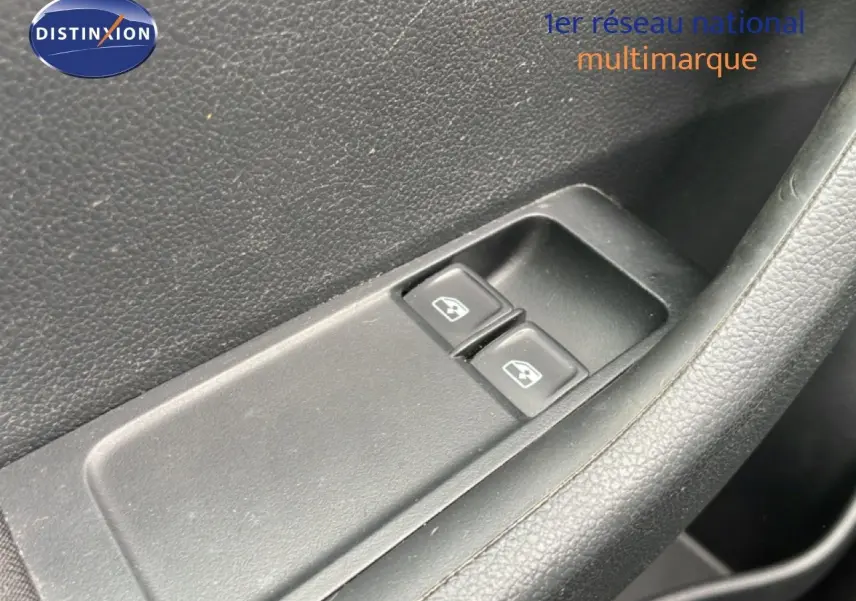 Gros plan sur le bouton de désactivation du système start-stop dans l’habitacle noir de la Skoda Fabia bleu énergie.