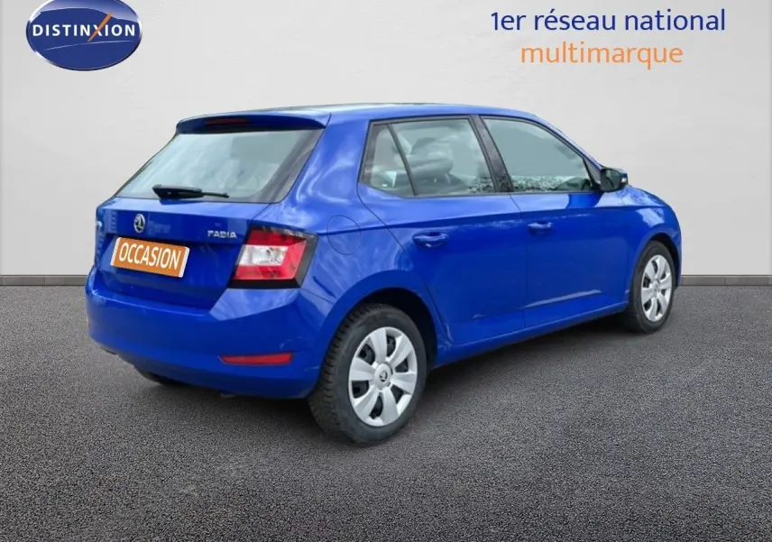 Vue intérieure côté conducteur d'une Skoda Fabia bleu énergie 2019, montrant le tableau de bord et la boîte manuelle.