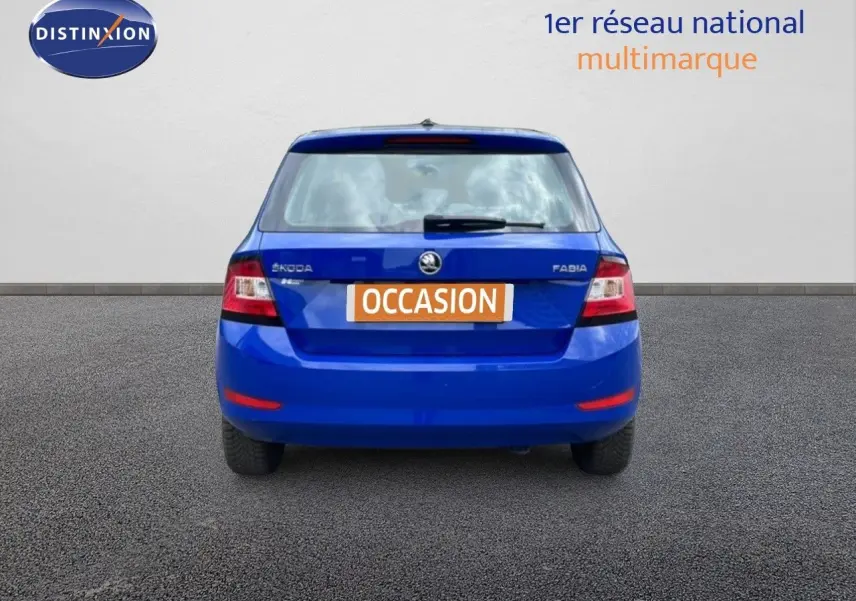 Gros plan sur la commande d’essuie-glace du tableau de bord d’une Skoda Fabia bleu énergie de 2019.