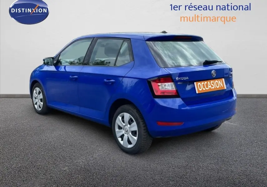 Coffre ouvert vu de l'arrière d'une Skoda Fabia bleu énergie 2019, avec quatre pneus posés à l'intérieur.