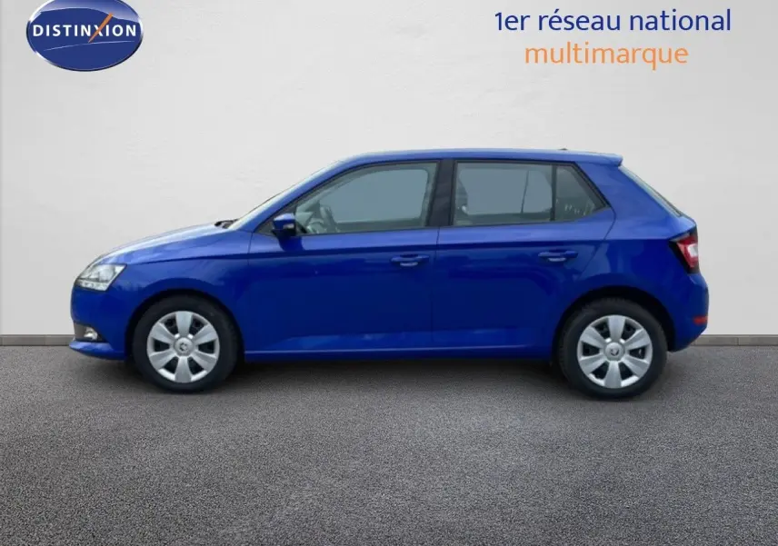 Vue rapprochée de la porte avant gauche ouverte d’une Skoda Fabia bleu énergie, montrant la garniture intérieure noire.