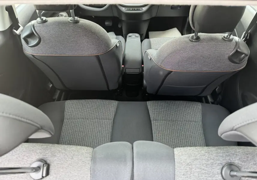 Vue arrière intérieure sur la banquette et les dossiers gris anthracite à rayures de la Fiat 500 électrique blanche 2022.