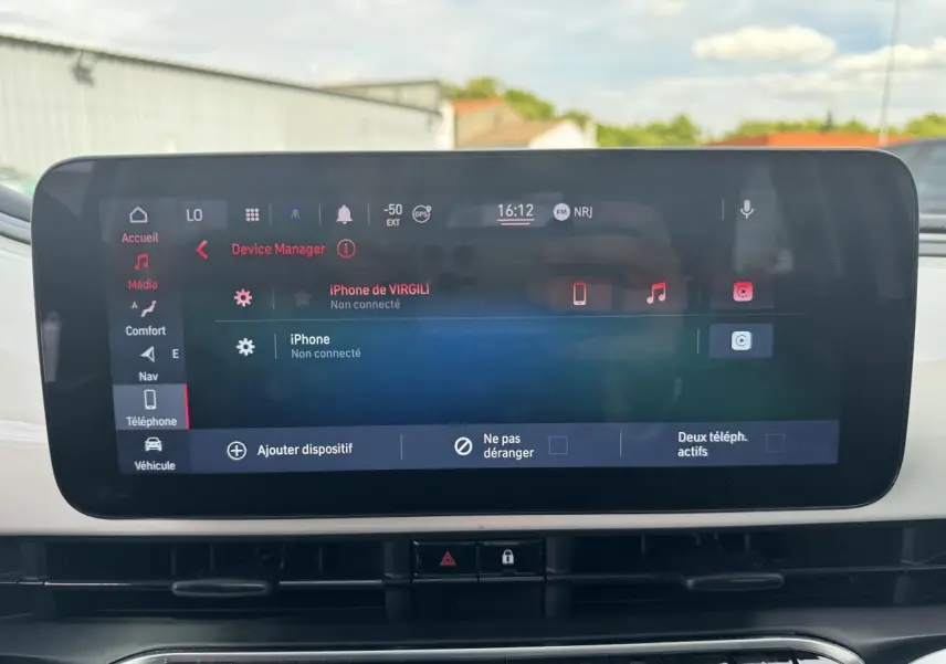 Écran tactile central du tableau de bord de la Fiat 500 électrique blanche, affichant le menu téléphone et média.
