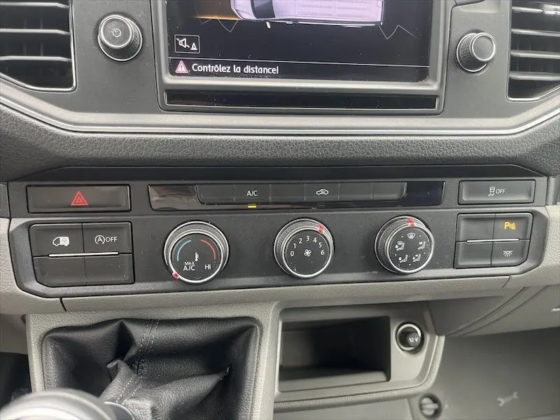 Tableau de bord du Volkswagen Crafter L3H3 Business Line 2019, vue centrée sur les commandes de climatisation et écran multifonction.