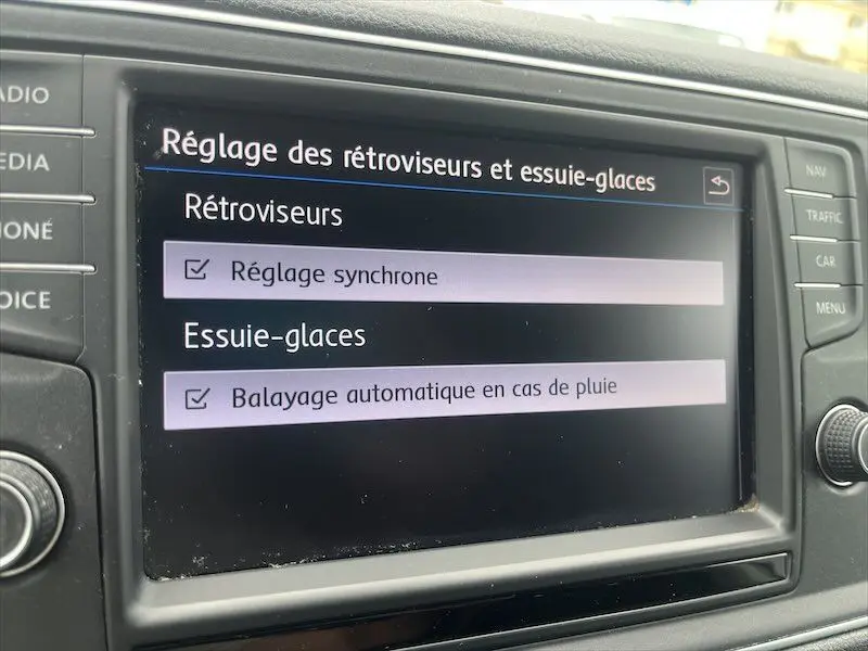 Écran tactile du tableau de bord du Volkswagen Crafter affichant les réglages des rétroviseurs et essuie-glaces.