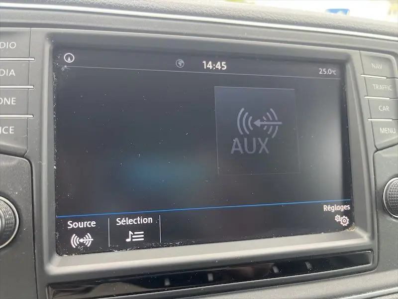 Écran tactile multimédia du Volkswagen Crafter Business Line 2019 affichant la source audio AUX à l'intérieur du véhicule.