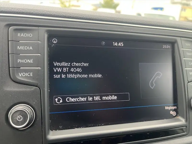 Écran tactile du système multimédia Volkswagen affichant une demande de connexion Bluetooth dans un Crafter Fourgon blanc.